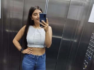 Erootiline videovestlus AHRI-TAY