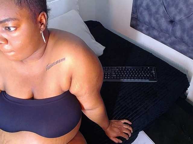 Ringhäälingupildid aisha-ebony