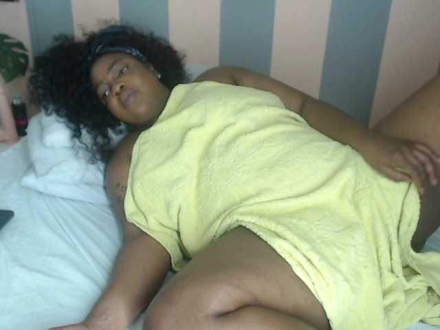 Ringhäälingupildid aisha-ebony