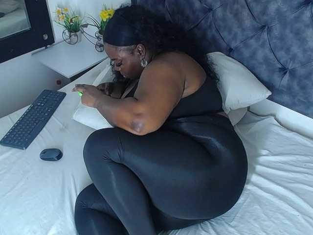 Ringhäälingupildid aisha-ebony