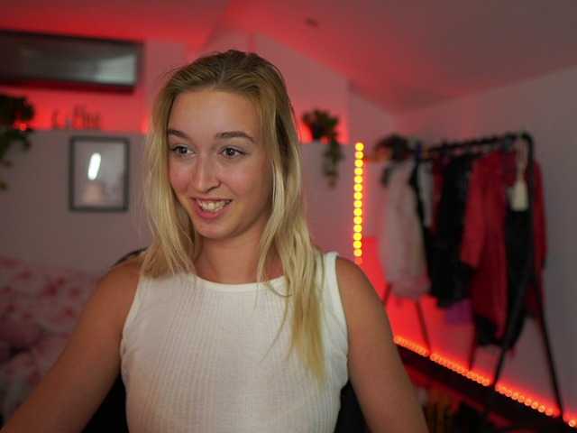 Fotod AlexisTexas18 Hi! I am Alexis 19 yrs old teen, with perfect ass, nice tits and very hot sexy dance moves! Lets have fun with me! Water on my white T-shirt at goal!