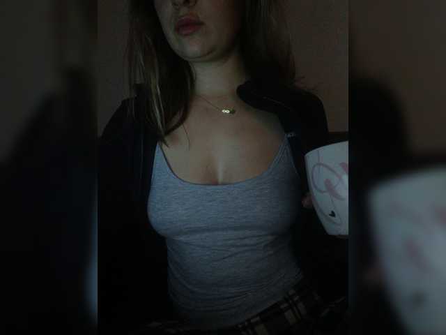 Fotod AnnaAnanas 500 tokens squeezing my chest