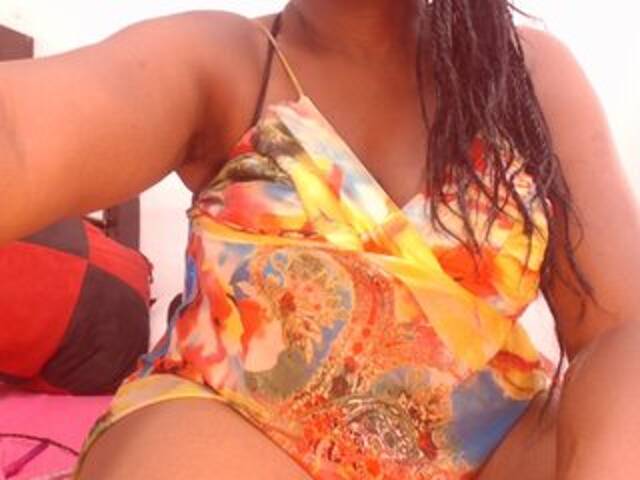 Ringhäälingupildid BigBustyBlack