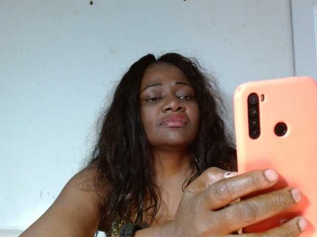 Ringhäälingupildid BigBustyBlack