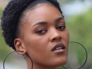 Erootiline videovestlus Carry-Brie