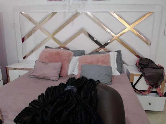 Fotod Ebony-Queen19 Welcome to my room I'm new I'm hot and ready for fun