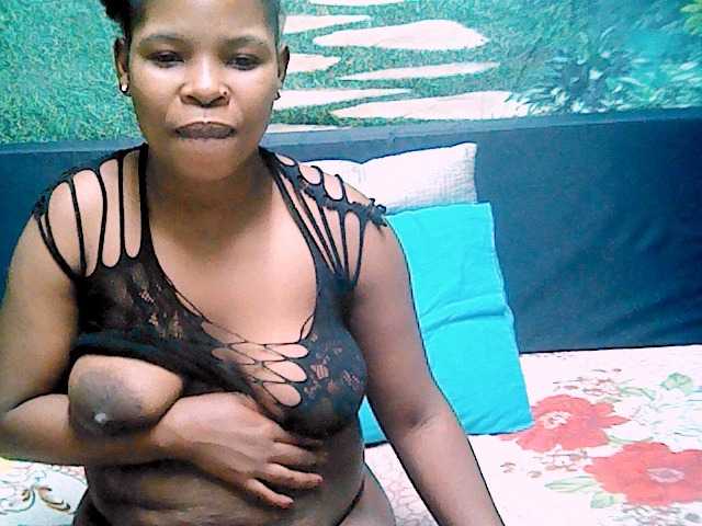 Fotod ebonygold92 hlw everyone lets have funs guys mess my room with tokens thank u....