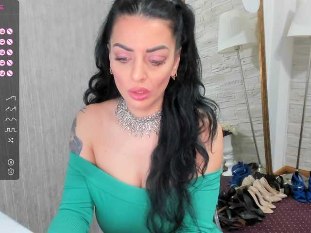Fotod ElisaBaxter Hot MILF!!Ready for some fun ? @lush ! ! Make me WET with your TIPS !#brunette #milf #bigtits #bigass #squirt #cumshow #mommy @lovense #mommy #teen #greeneyes #DP #mom