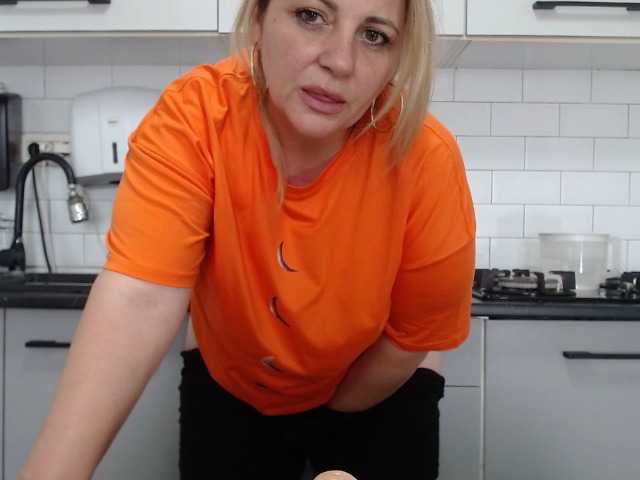 Fotod EllaSwan #mommy#milf#mature#bigass#bigboobs# @total squirt at goal @total @sofar @remain