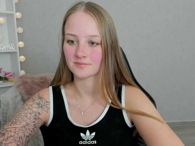 Fotod ElsaJean18 welcome here guys in my room lets have fun more #teen #lovense #18 #dildo #squirt