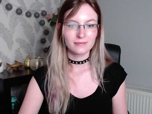 Fotod EmmaHeart #chat #flirt #instructions #joi #cockrate #dirtytalk #domination #non-nude #roleplay #mistress #feet #armpits