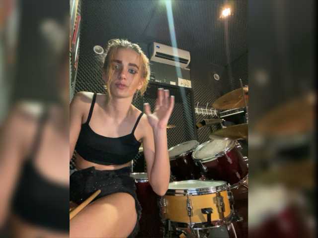 Fotod EmmylieMorris I'm in music studio today*-* And I'm really sorry if its lagging a bit...Pleqase tip 5 tk^-^ Write in FREE CHAT^-^I really love 5 tk UH(Ultra High) vibration *_*