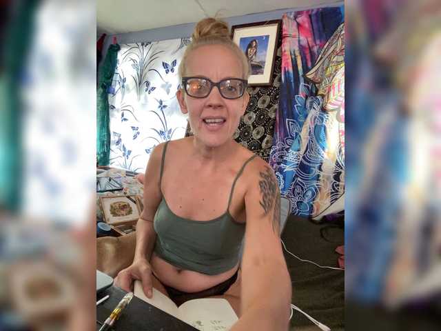 Fotod GypsyMama Cum hang while i give myself a pedicure!