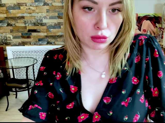 Ringhäälingupildid HollyDoll