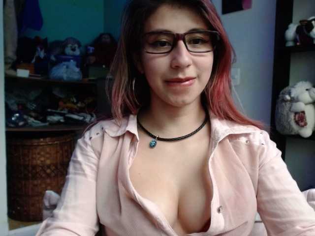Fotod kateen18 Hi guys, I'm the new girl here, I'm a little shy, can you help me warm up? my lovense is on I would like to squirt here #squirt #lovense #sexy #young #teen #glasses #bigass #wet #sowet #sweet
