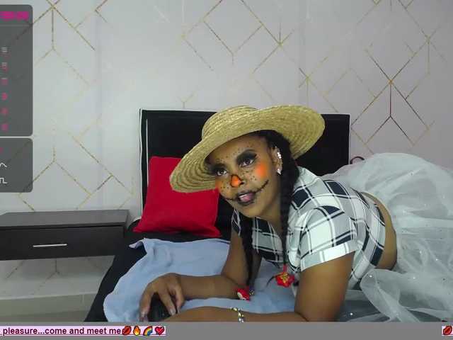 Fotod KiraMonroe Trick or treat should I say blowjob and trick? come into my living room for a very special Halloween! The candy will surprise you. #Ebony #sex # horny #youngirl #sex #wet