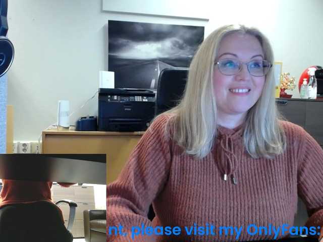 Fotod KristinaKesh At the office. Lush ON! Privats welcome!!! 101 tok before pvt! Tips only in public chat matter:) Lush reactiong from 3 tok.