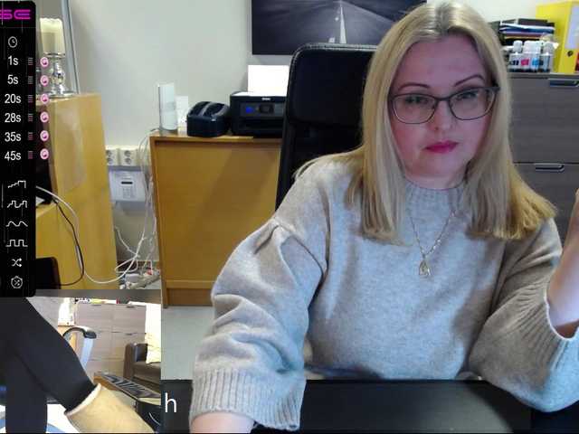 Fotod KristinaKesh At the office. Lush ON! Privats welcome!!! 150 tok before pvt! Tips only in public chat matter:) Lush reactiong from 3 tok.