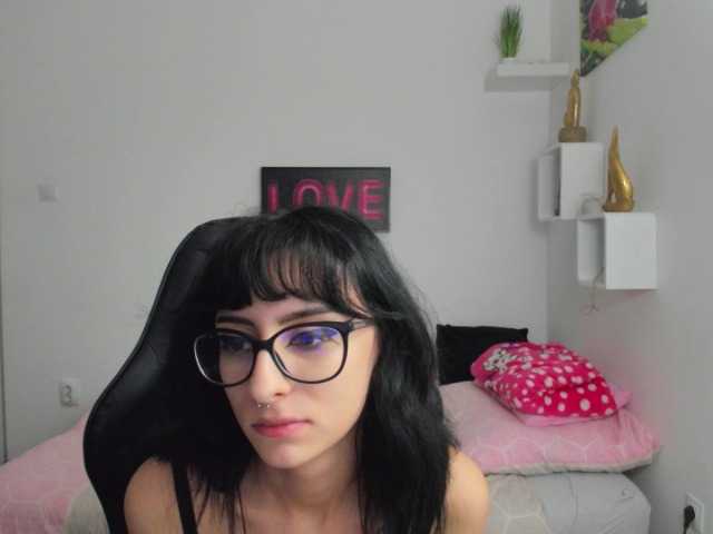 Fotod LeighDarby18 hey guys, #cum join me #hot show and find out if u can make me #naked #skinny #glasses