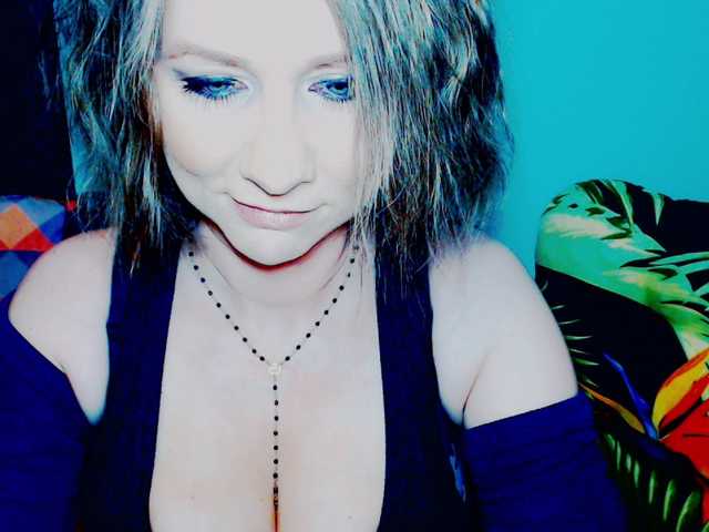 Fotod Lilly666 hey guys, ready for fun? i view cams for 80 tok, to get preview of my body 90, LOVENSE LUSH Low 15, med 30, high 60, mic on, toys on.... and other things also! :)