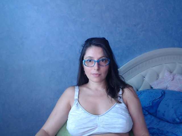 Fotod LisaSweet23 hi boys welcome to my room to chat and for hot body to see naked in private))