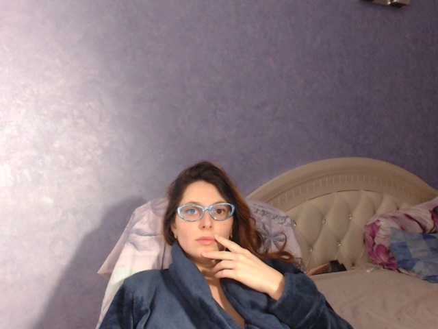 Fotod LisaSweet23 hi boys welcome to my room to chat and for hot body to see naked in private))