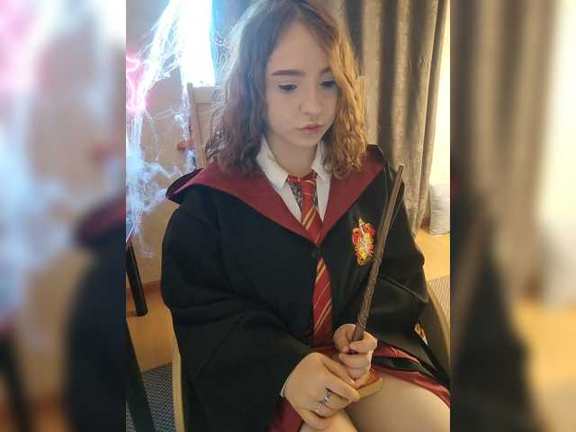 Fotod LittleDelora Welcome to my Hogwarts, this Halloween I will be dressed as Hermione with a wand that shoots fire. Come in and we’ll learn spells together) P.S. I’m only a 1st year student @total countdown @sofar collected @remain left until the show starts!