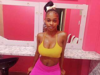 Erootiline videovestlus littleebonymommy