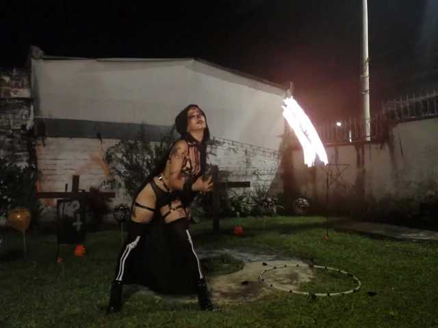 Fotod Lucie-Ribas Welcome Fire Show When the room is full ♥ Do not forget to follow and help me give more shows! Thanks for all support | Goal Fire Show: 986