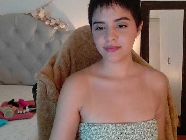 Fotod mia-collins Hello guys, happy day to all, I love being a hairy model and I love having a good bush in my pussy, all requests are made using my tip menu