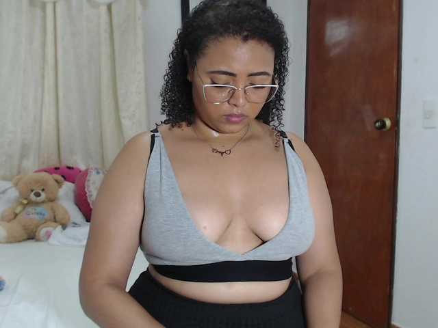 Fotod MichelDemon hey guysss come and enjoy a while with me VIBE TOY ON make my pussy wet #latina #squirt #bigboobs