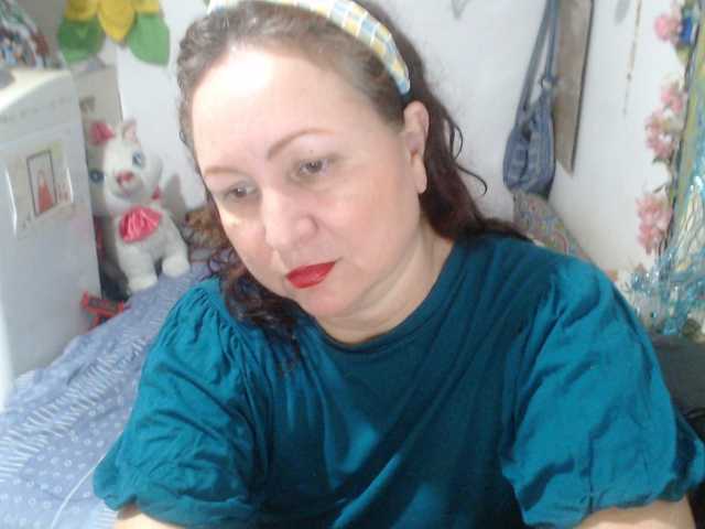 Fotod MommyQueen For today 200 tokens oil in my breasts .............. let's have fun my loves ...