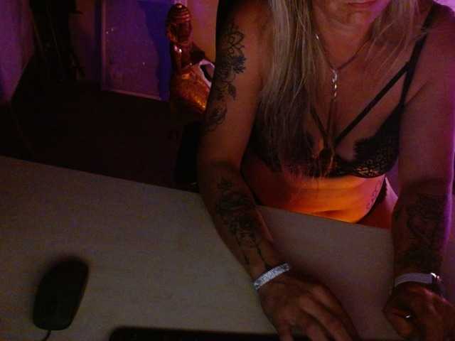 Ringhäälingupildid Ashley-Rose