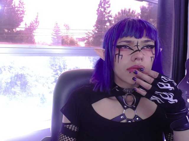 Fotod PhychomagcArt Welcom me room!! come and play with this goth girl, but very slutty, do you want to come and taste her squirt and cum?