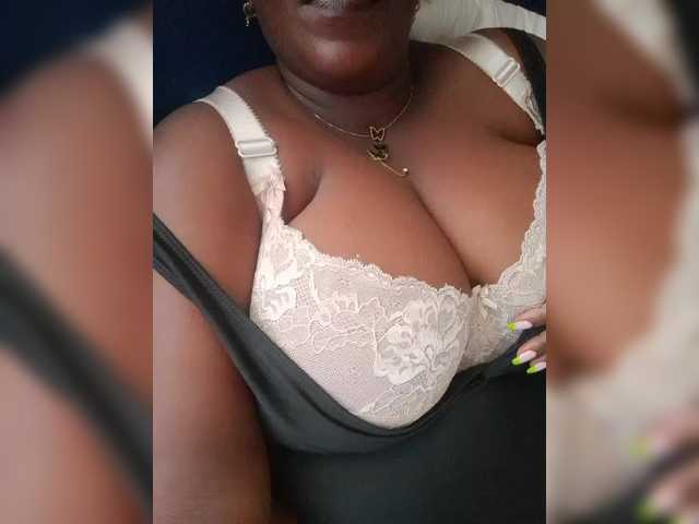 Ringhäälingupildid Queenbigboobs