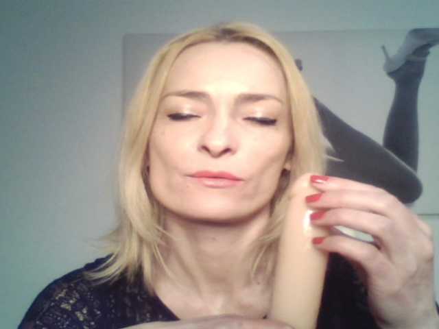Fotod QueenofBerlin 300 tokens for Jerk Off Instructions c2c ! THE END IS NEAR!! :) PRO Mistress in charge here!