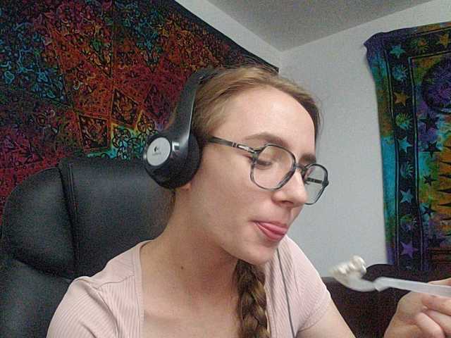 Fotod RachelXXX Chillin and watching some podcasts... say hi and fall in love (and follow me)