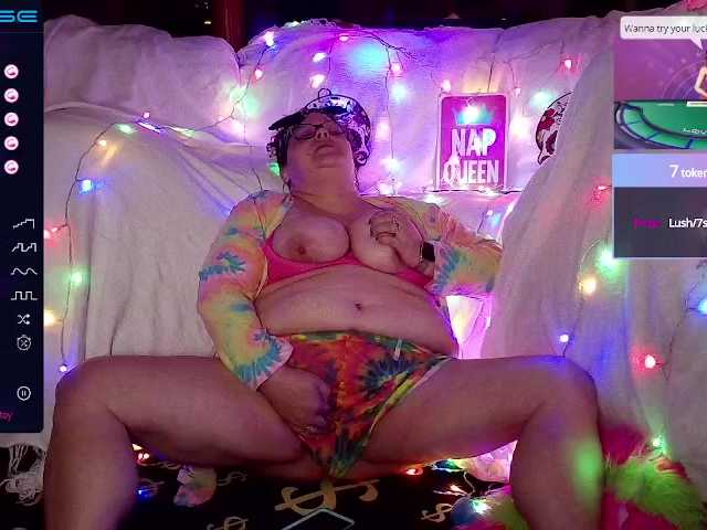 Fotod KepiCarter Just chillin and really #horny #bbw #90s #smoking #milf #muscle #calves