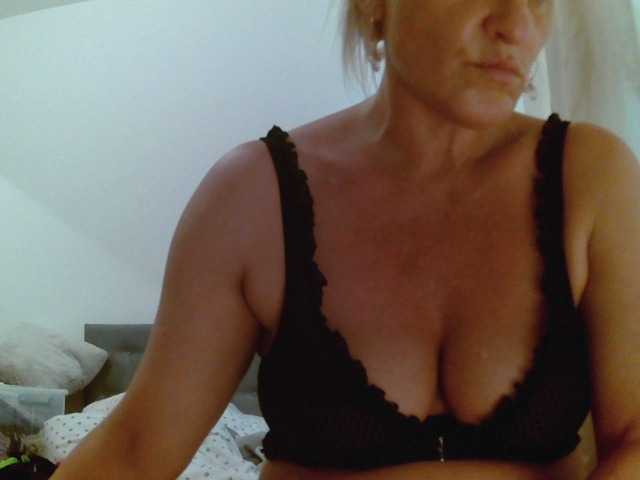 Fotod Sandyforyou i am horny bitch . I love cocks. Wanna show my wet pussy??