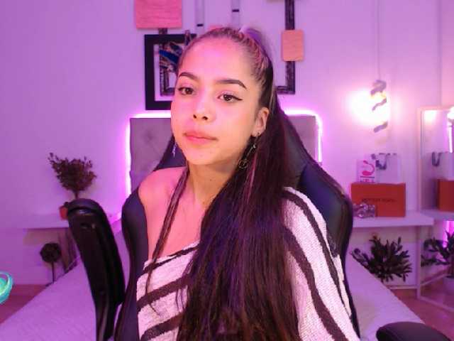 Fotod saraahmilleer hello guys welcome to my room help me complette my first goal : naked go enjoy me #latina#brunette#curvy#hot#young#18#pvt