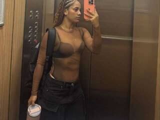 Erootiline videovestlus SeleneRouge