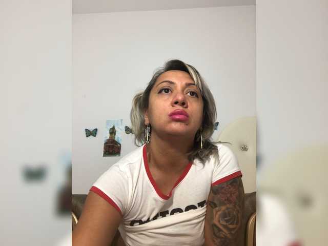 Ringhäälingupildid SquirtyDiva