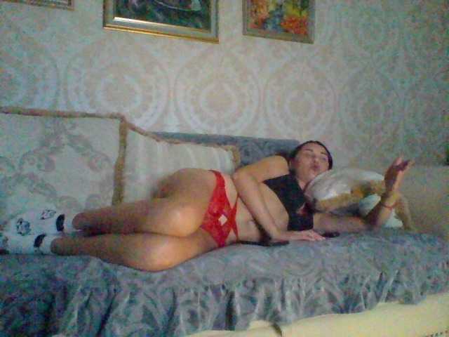 Fotod Suflemilkypie hi boys i veery like u thanks for follow me =**** TODAY I SIT here UNTIL 18: 00. I recommend playing chatbots,I love them very much. Spank me on the ass 70 tokens, air kiss 70 tokens, put me crustacean 70 tokens, I will answer in BOS 70 tokens