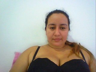 Fotod VainillaDulce Show de tetas con aceite en chat publico con 50 tokens :)