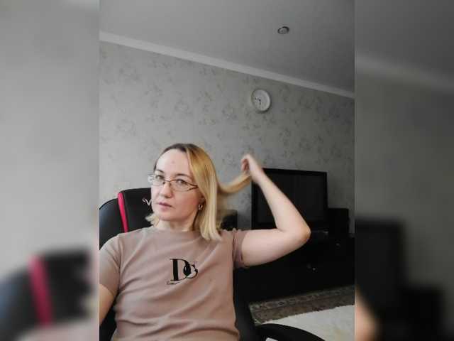Fotod viktoriyax You can look at a girl sitting quietly for free. If you want her to behave hotter - pay!)