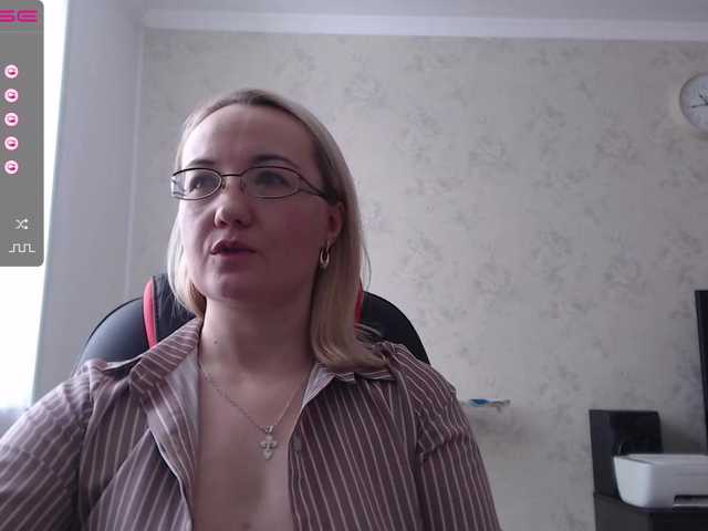 Fotod viktoriyax You can look at a girl sitting quietly for free. If you want her to behave hotter - pay!)