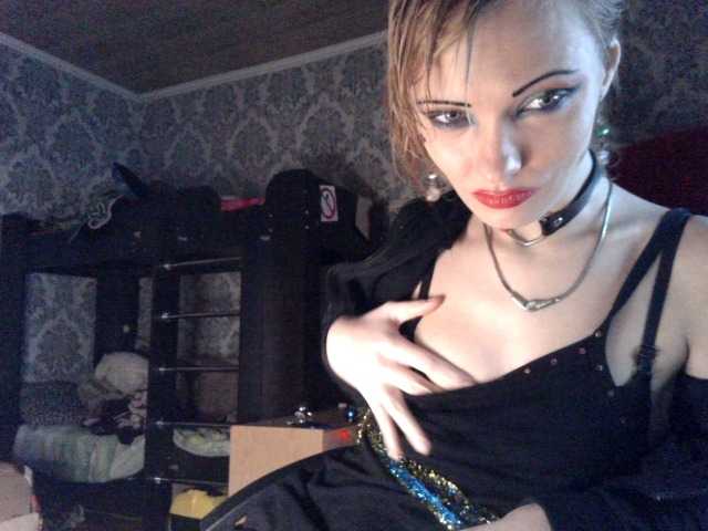 Fotod WildMissNiks Hello my adorable. I am ready to burn passionately in a private show. Waiting for you and invite you.