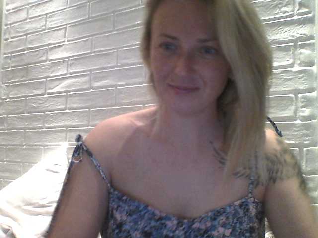 Fotod XswetaX I look at your cam for 30 tokens. chest-40 tokens