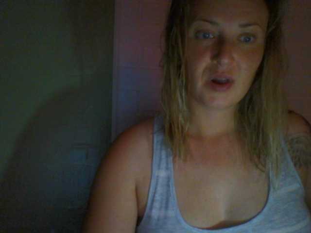 Fotod XswetaX I look at your cam for 30 tokens. chest-40 tokens