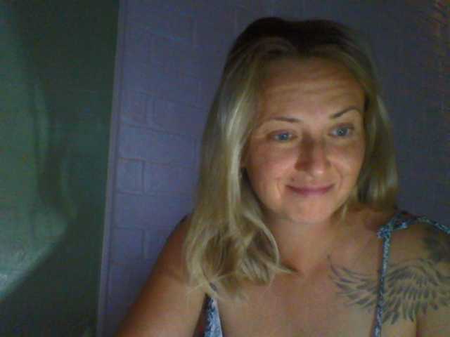 Fotod XswetaX I look at your cam for 30 tokens. chest-40 tokens